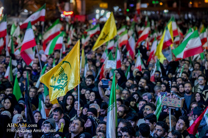 گلباران  تجمع کنندگان میدان انقلاب توسط هموطنان افغان