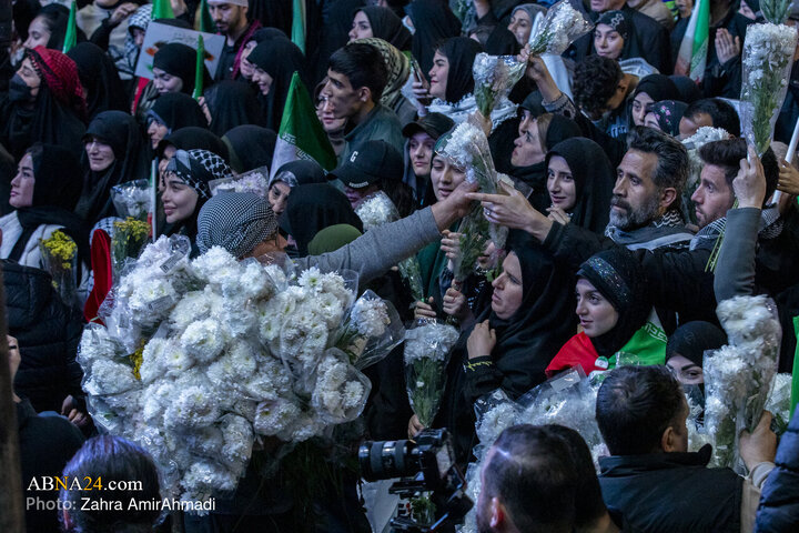 گلباران  تجمع کنندگان میدان انقلاب توسط هموطنان افغان