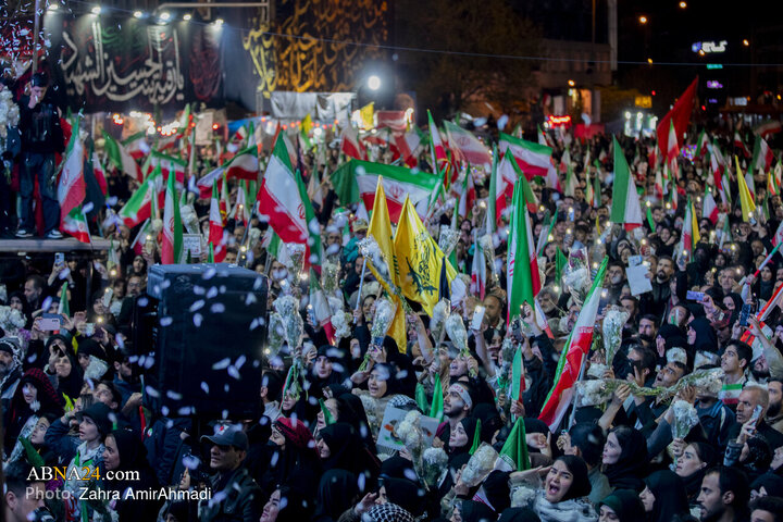 گلباران  تجمع کنندگان میدان انقلاب توسط هموطنان افغان