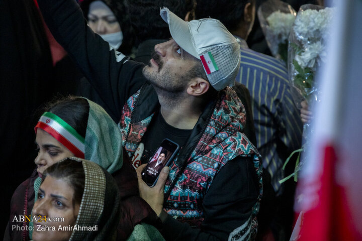 گلباران  تجمع کنندگان میدان انقلاب توسط هموطنان افغان