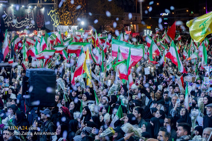 گلباران  تجمع کنندگان میدان انقلاب توسط هموطنان افغان