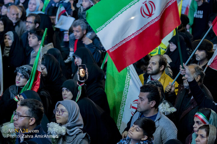 گلباران  تجمع کنندگان میدان انقلاب توسط هموطنان افغان
