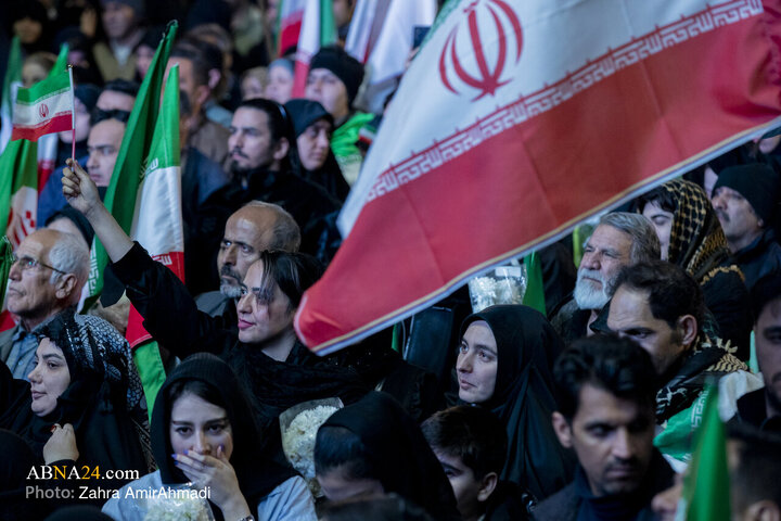 گلباران  تجمع کنندگان میدان انقلاب توسط هموطنان افغان