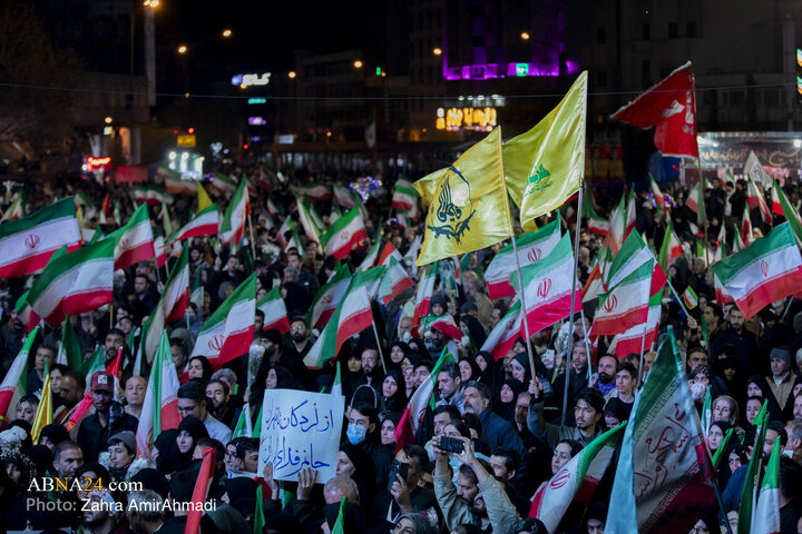 گلباران  تجمع کنندگان میدان انقلاب توسط هموطنان افغان