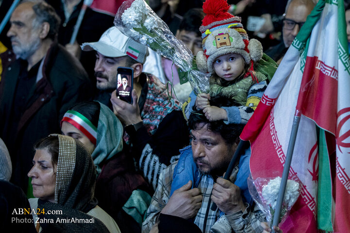 گلباران  تجمع کنندگان میدان انقلاب توسط هموطنان افغان