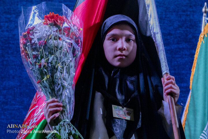 گلباران  تجمع کنندگان میدان انقلاب توسط هموطنان افغان