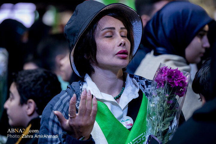 گلباران  تجمع کنندگان میدان انقلاب توسط هموطنان افغان
