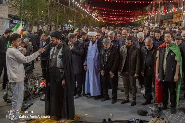 گلباران  تجمع کنندگان میدان انقلاب توسط هموطنان افغان