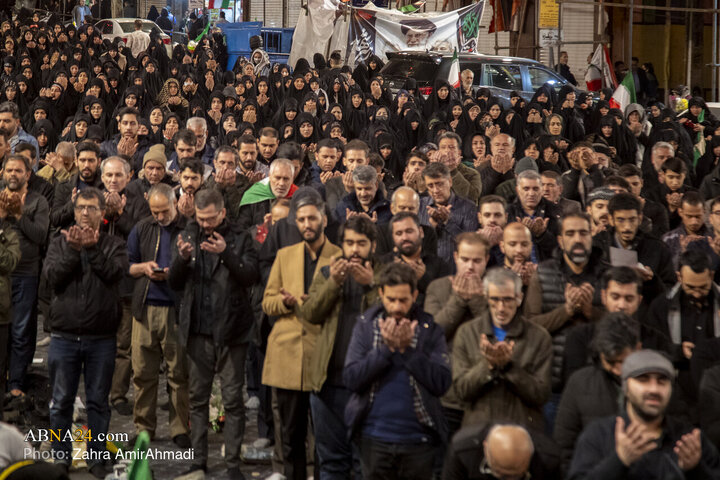 گلباران  تجمع کنندگان میدان انقلاب توسط هموطنان افغان