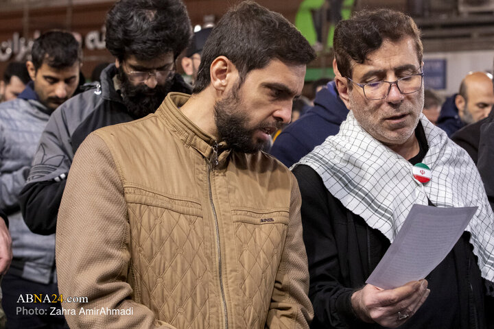 گلباران  تجمع کنندگان میدان انقلاب توسط هموطنان افغان
