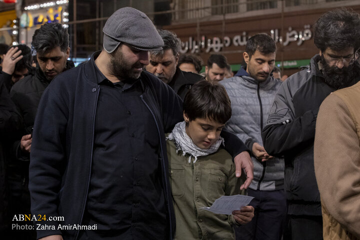 گلباران  تجمع کنندگان میدان انقلاب توسط هموطنان افغان