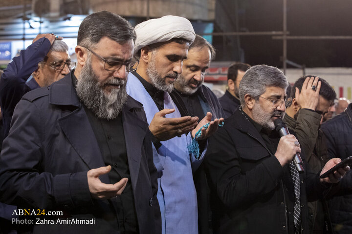گلباران  تجمع کنندگان میدان انقلاب توسط هموطنان افغان