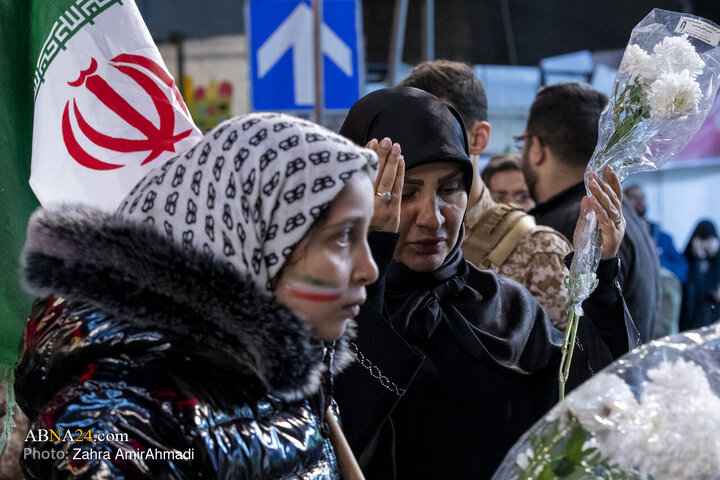 گلباران  تجمع کنندگان میدان انقلاب توسط هموطنان افغان