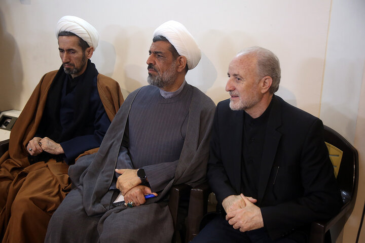 تکریم خانواده شهدای استان قم با حضور خادمان حرم امام حسین(ع)