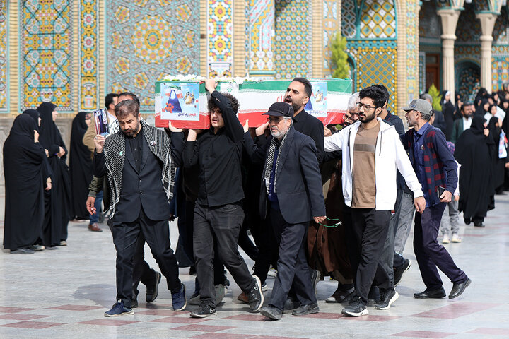 شکوه جمعیت حاضر در تشییع شهدای حمله دشمن به منطقه هنرستان قم
