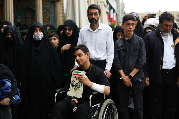 شکوه جمعیت حاضر در تشییع شهدای حمله دشمن به منطقه هنرستان قم