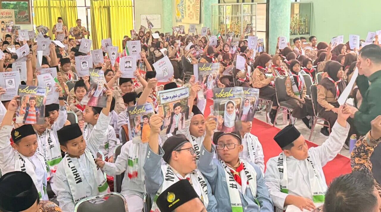 دانش‌آموزان جاکارتا یاد شهدای مدرسه شجره طیبه میناب را گرامی داشتند
