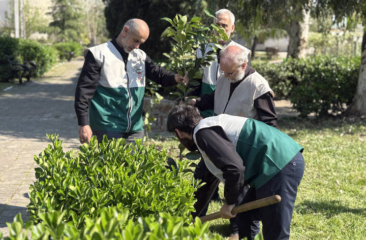 کاشت ۸۸ اصله نهال مثمر در رشت به یاد رهبر شهید