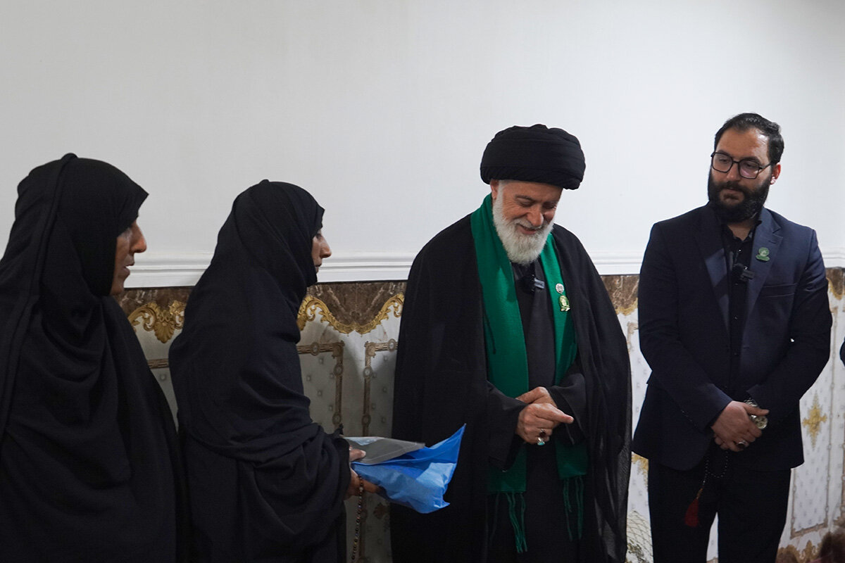 ویدیو | عیادت خادمان حرم بانوی کرامت از جانبازان جنگ رمضان