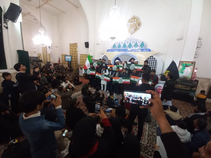 عرض ارادت زائران اردو زبان حرم امام رضا(ع) به ساحت رهبر شهید + تصاویر