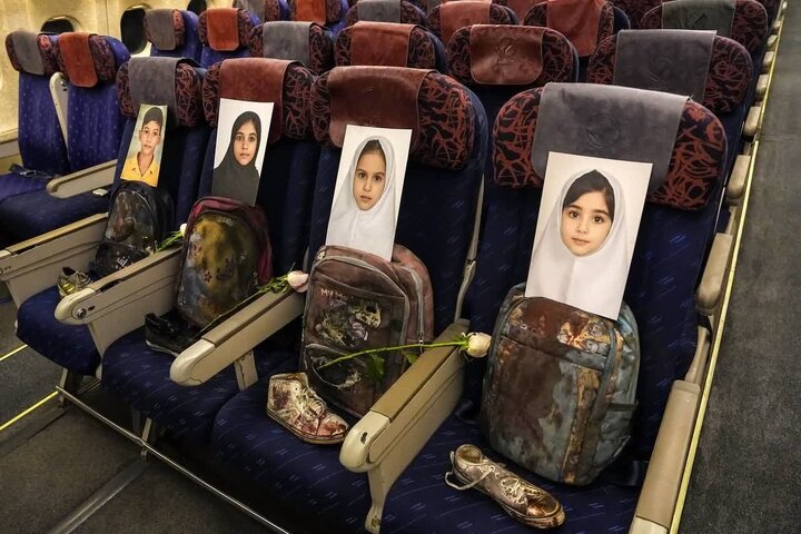 عکس خبری | کودکان شهید میناب، همراه هئیت ایرانی"میناب ۱۶۸" در پرواز به اسلام‌آباد
