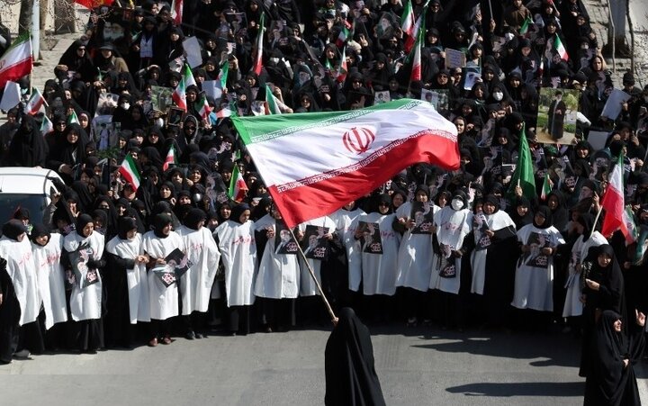 بازخوانی نمونه‌های تاریخی از حضور زنان در میدان و خیابان