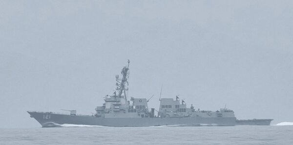 Američki razarač pobjegao s istoka Hormuškog moreuza nakon upozorenja Mornarice IRGC-a