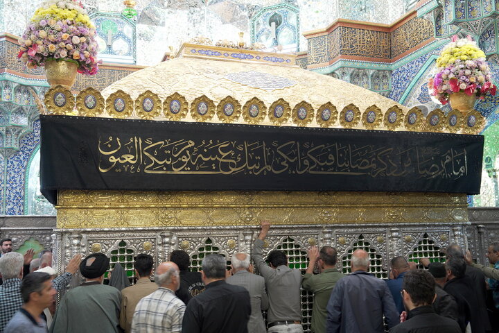 حرم بانوی کرامت در سوگ شهادت امام صادق(ع) سیاه‌پوش شد