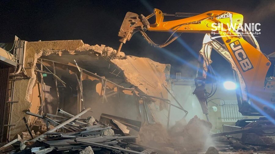 Israeli police force Al-Quds resident to demolish his home in Jabal al-Mukabber