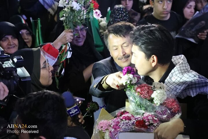عکس خبری | اهدای ۲۰۰۰ شاخه گل از سوی مهاجرین افغانستانی سمنان به تجمع‌کنندگان شبانه