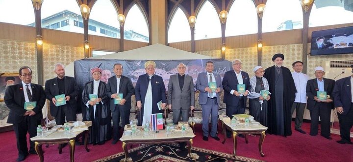 رونمایی کتاب «آینده‌نگاری رهبر شهید ایران» در تایلند