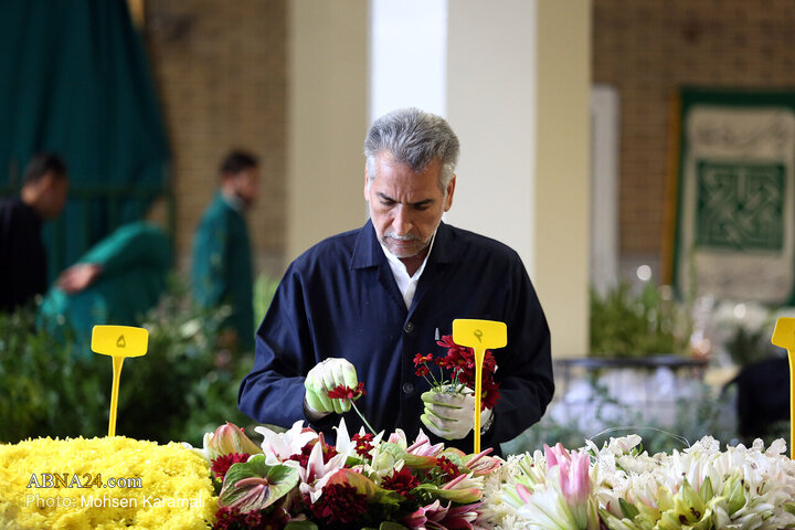 گل‌آرایی ضریح مطهر حضرت فاطمه معصومه(س)