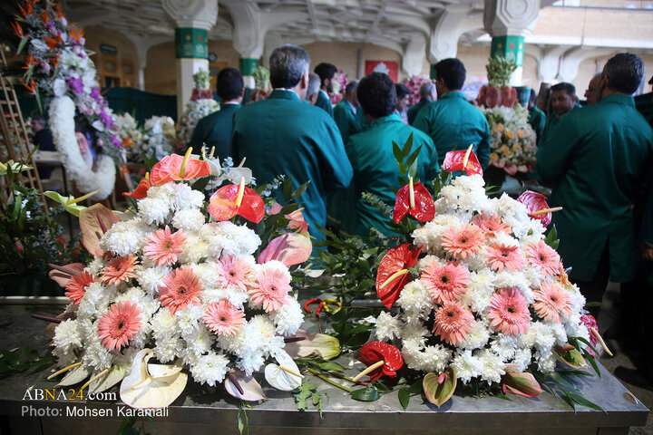 گل‌آرایی ضریح مطهر حضرت فاطمه معصومه(س)