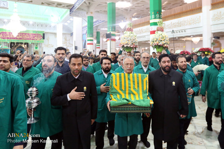 گل‌آرایی ضریح مطهر حضرت فاطمه معصومه(س)