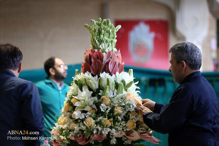 گل‌آرایی ضریح مطهر حضرت فاطمه معصومه(س)