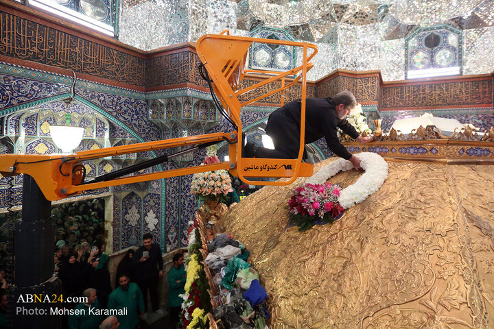 گل‌آرایی ضریح مطهر حضرت فاطمه معصومه(س)