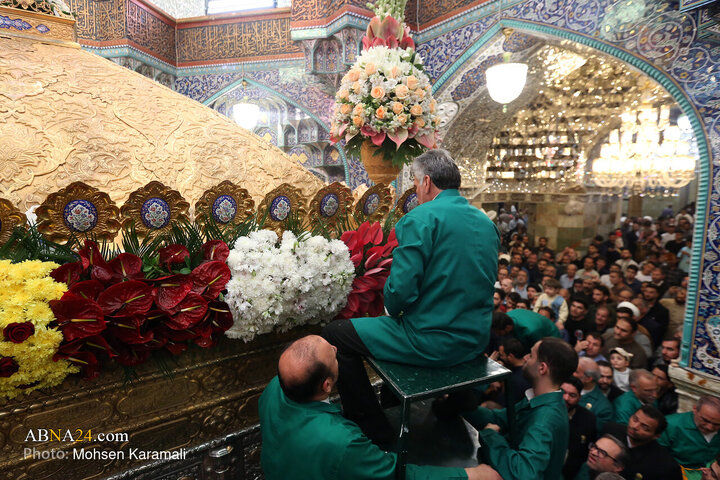 گل‌آرایی ضریح مطهر حضرت فاطمه معصومه(س)