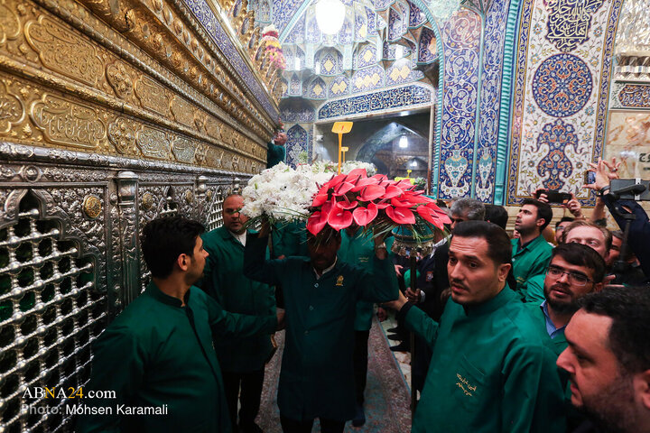 گل‌آرایی ضریح مطهر حضرت فاطمه معصومه(س)