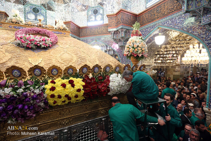 گل‌آرایی ضریح مطهر حضرت فاطمه معصومه(س)
