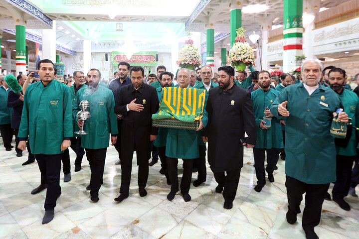 تصاویری از آیین گل‌آرایی ضریح مطهر حضرت فاطمه معصومه(س)