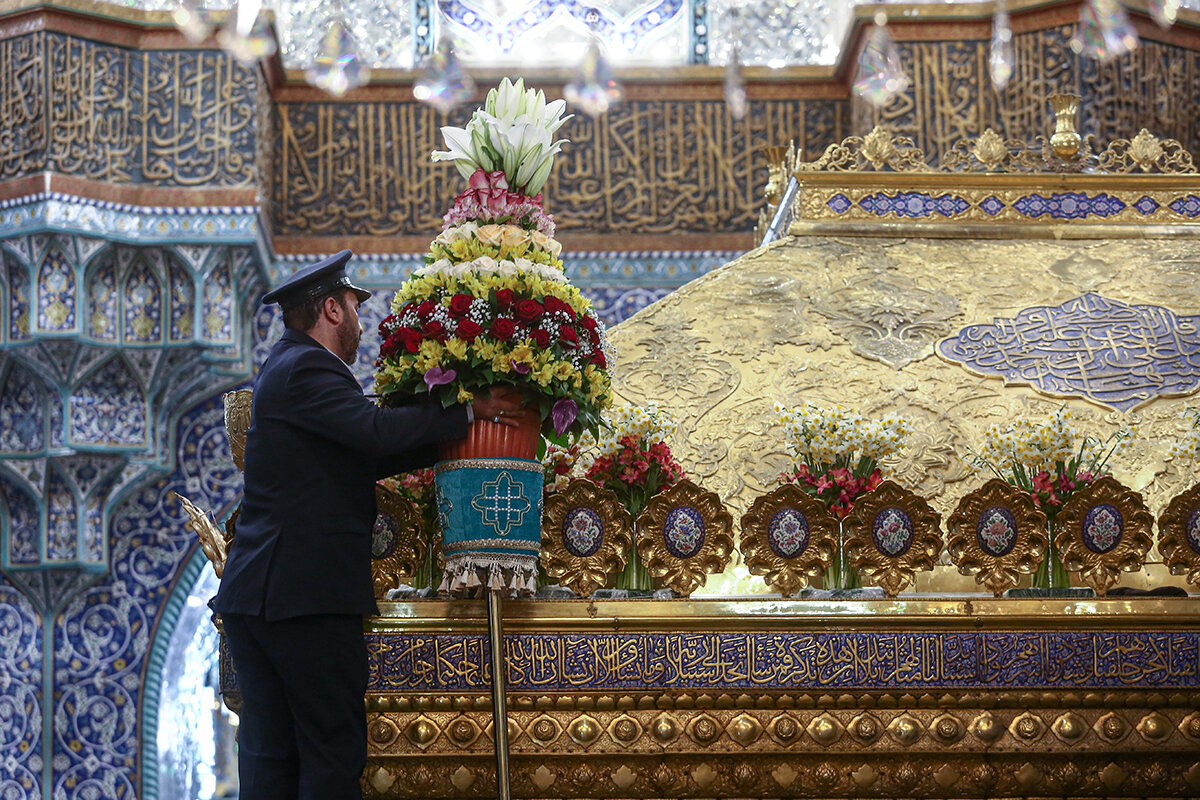 گل‌آرایی ضریح مطهر حرم حضرت معصومه (س) در آستانه آغاز دهه کرامت
