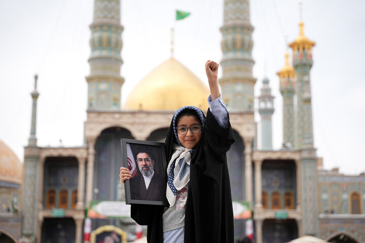 تجدید بیعت دختران با رهبر انقلاب در حرم بانوی کرامت