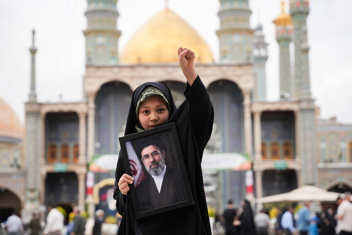 تجدید بیعت دختران قمی با رهبر انقلاب در حرم بانوی کرامت