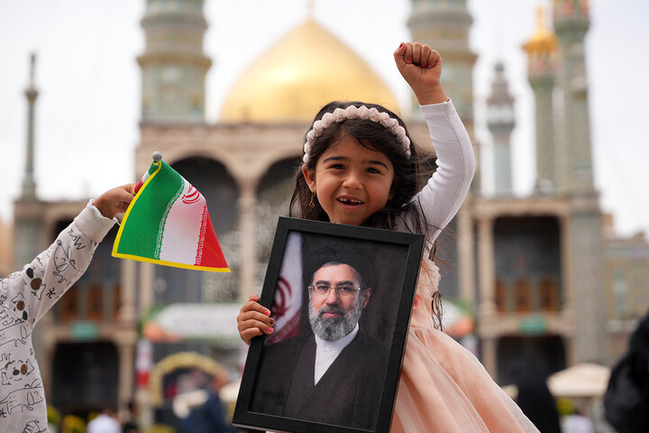 تجدید بیعت دختران قمی با رهبر انقلاب در حرم بانوی کرامت