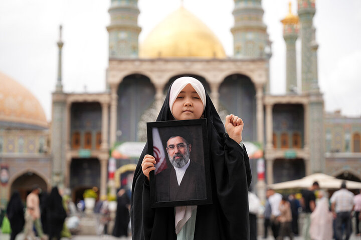 تجدید بیعت دختران قمی با رهبر انقلاب در حرم بانوی کرامت