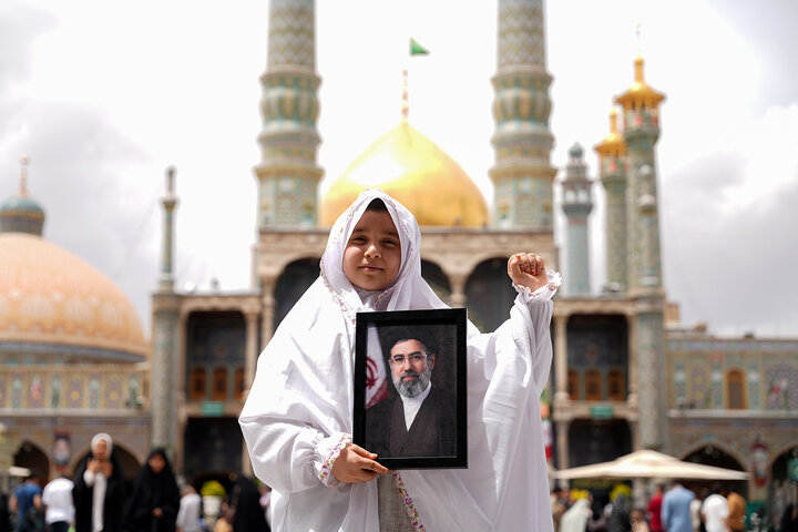 تجدید بیعت دختران قمی با رهبر انقلاب در حرم بانوی کرامت