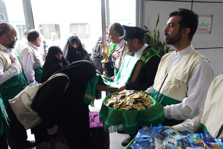 استقبال خادمان از زائران حرم بانوی کرامت در ایستگاه‌ راه‌آهن قم