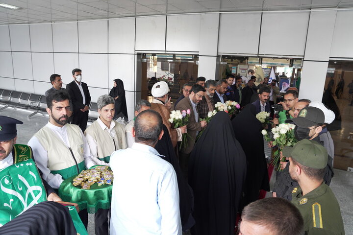 استقبال خادمان از زائران حرم بانوی کرامت در ایستگاه‌ راه‌آهن قم