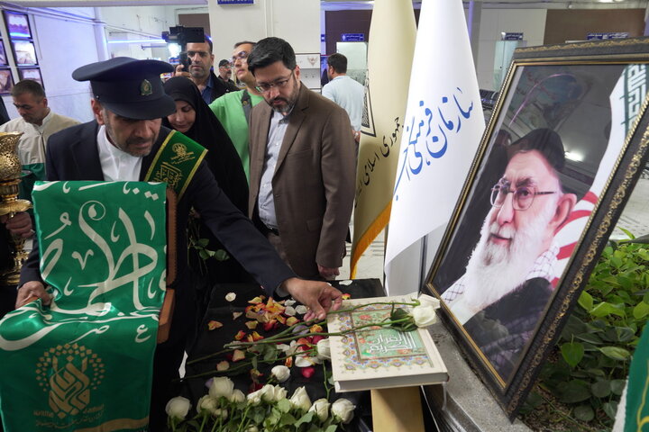 استقبال خادمان از زائران حرم بانوی کرامت در ایستگاه‌ راه‌آهن قم