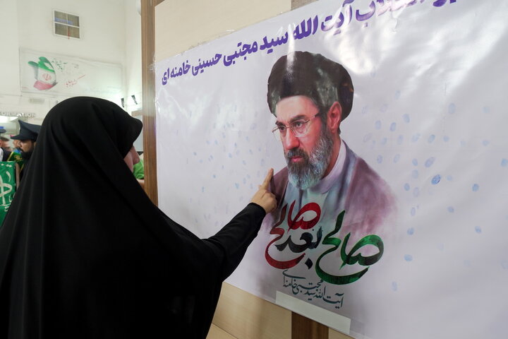 استقبال خادمان از زائران حرم بانوی کرامت در ایستگاه‌ راه‌آهن قم